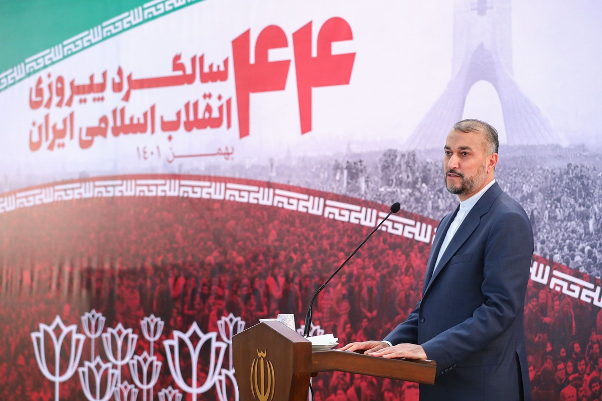 وزیر امور خارجه کشورمان تاکید کرد: به مقامات کاخ سفید به صراحت اعلام کرده‌ایم که باید بین ارسال پیام‌های رسمی از کانال دیپلماتیک برای رسیدن به گام پایانی توافق در وین و اظهارات متعارض رسانه‌ای یکی را انتخاب کنند.