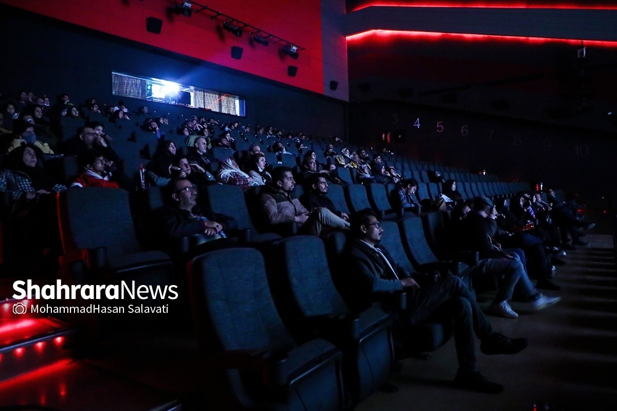 در چهارمین روز از برگزاری جشنواره فیلم فجر در مشهد فیلم‌های «هایپاور»، «کت چرمی» و «شماره ۱۰» مورد نقد و بررسی قرار گرفت. 