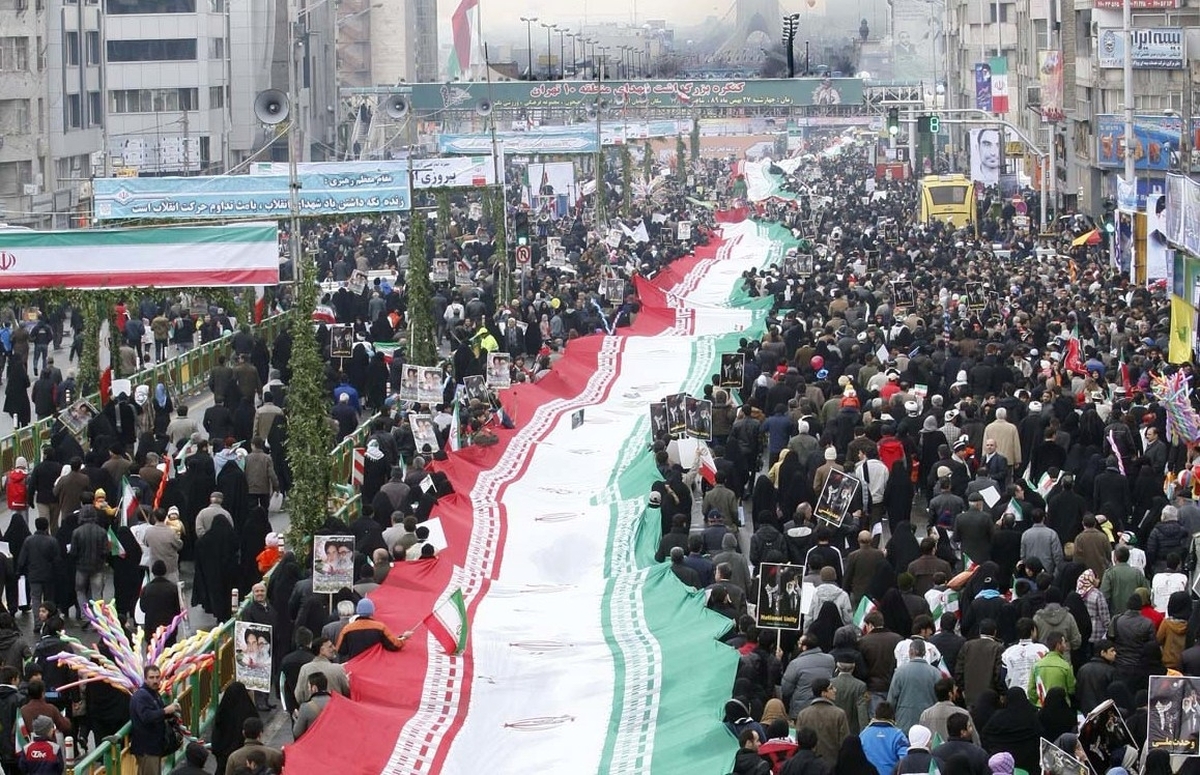 شماری از مراجع عظام تقلید از مردم دعوت کردند تا بار دیگر با حضور در راهپیمایی ۲۲ بهمن، انسجام ملی خود را در برابر دشمنان کشور به نمایش بگذارند.