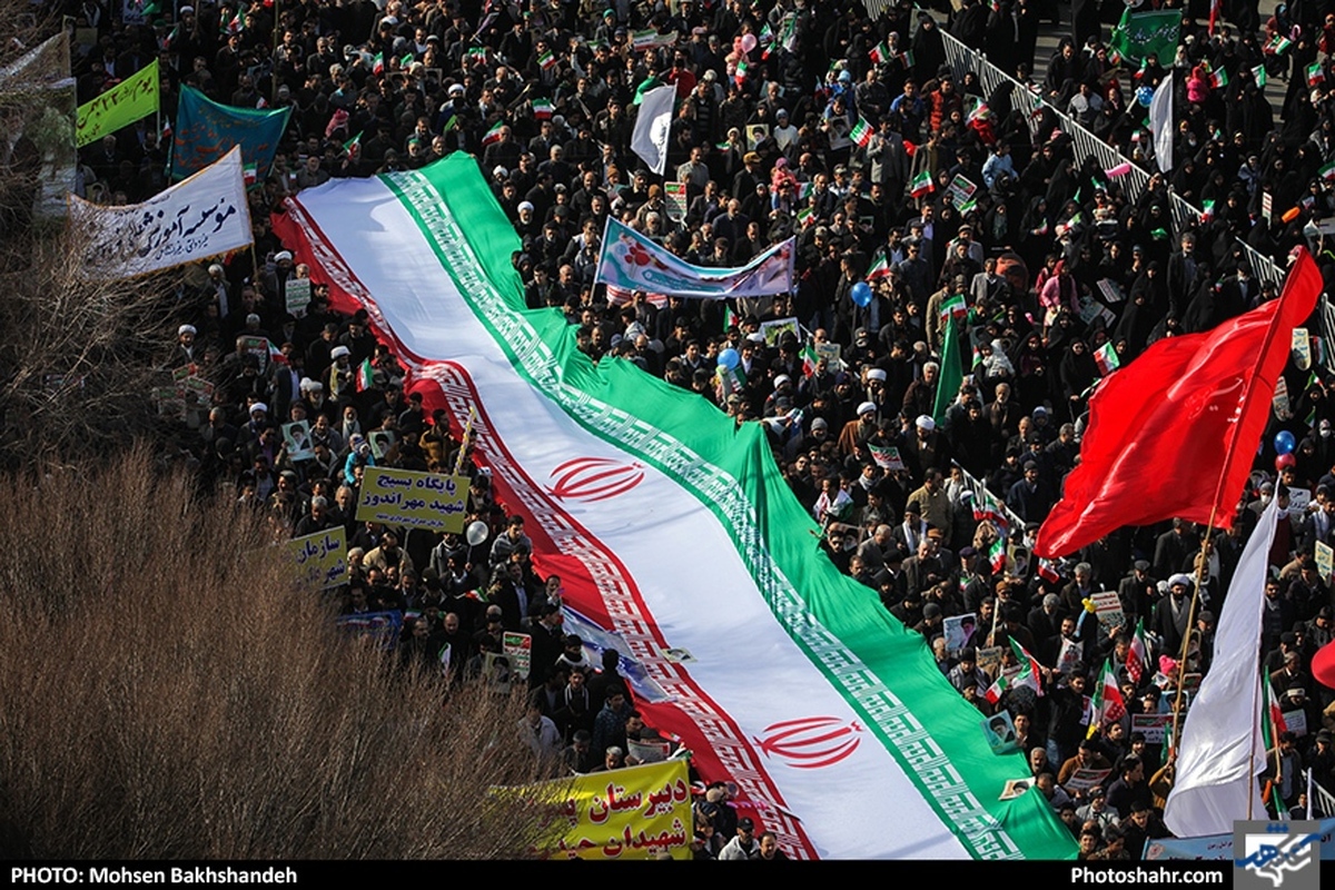 صبح امروز (شنبه) ۲۲ بهمن ماه ۱۴۰۱ و در شرایطی که هنوز تا فرارسیدن ساعت رسمی آغاز مراسم زمان باقی مانده، میدان ۱۵ خرداد مشهد لبریز از جمعیت زائران و مجاوران امام مهربانی‌هاست.