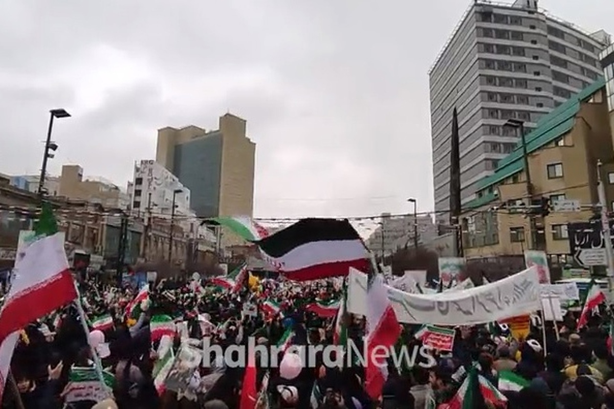 در جریان راهپیمایی پرشور دهه فجر در مشهد و همزمان با فرارسیدن ساعت ۱۱:۲۲، سرود ملی کشورمان توسط جمعیت پرشور زائران و مجاوران حرم امام رضا(ع) همزمان با سرتاسر کشور همخوانی شد.
