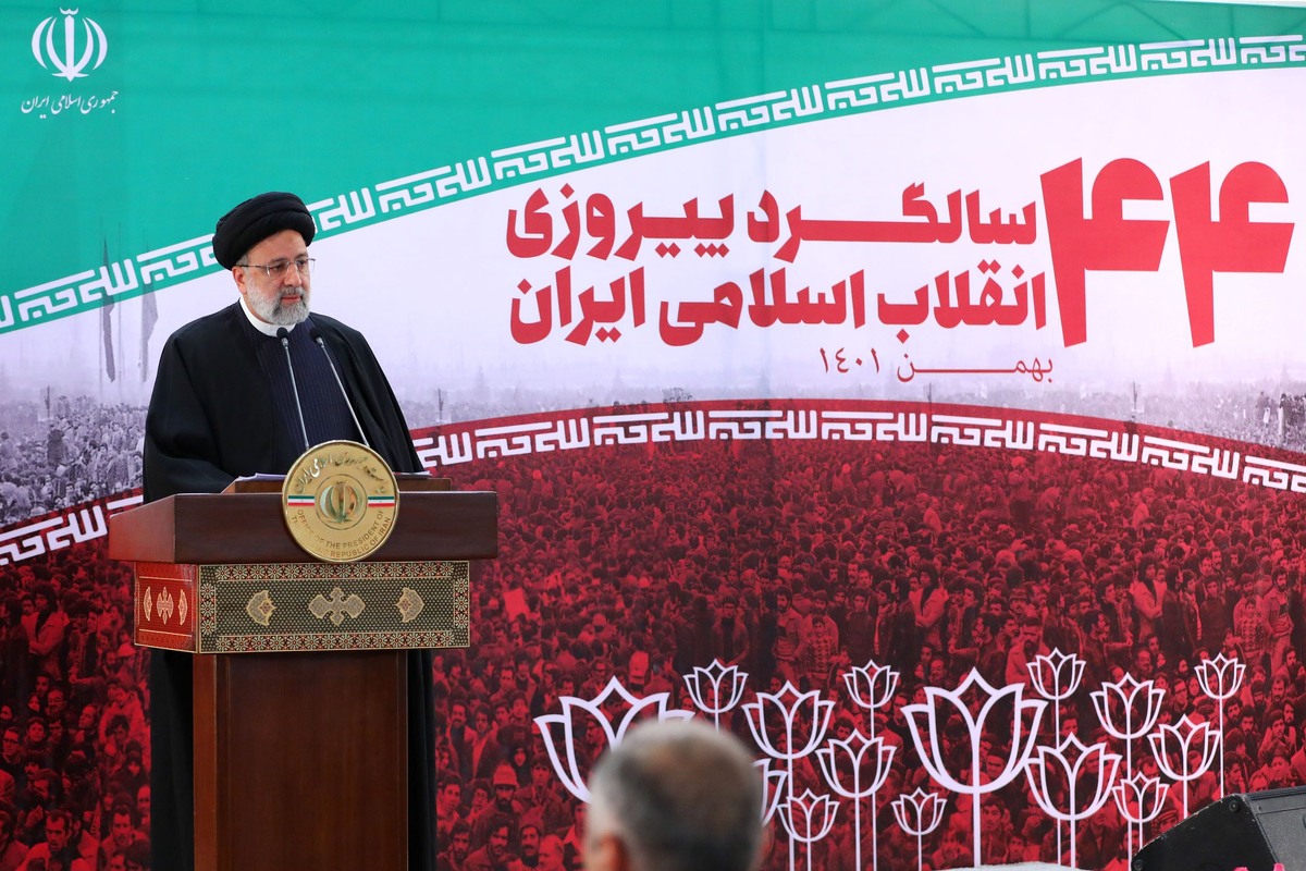 رئیس‌جمهور در جمع راهپیمایان ۲۲ بهمن با اعلام خبری ویژه گفت: نگاه پدرانه رهبری برای بازگشت فریب‌خوردگان در دولت و دستگاه‌های اداری امتداد خواهد یافت.