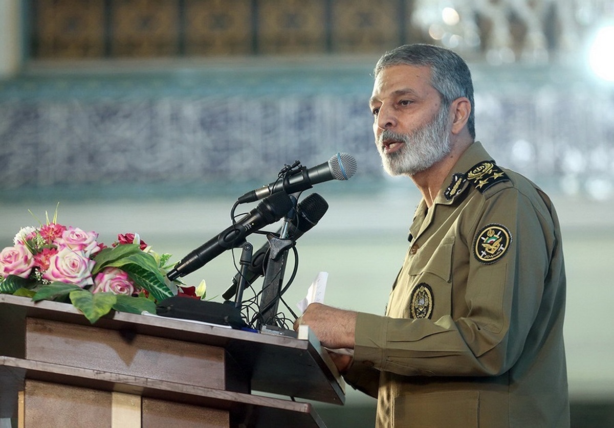 فرمانده کل ارتش با بیان اینکه امروز با اطمینان می‌توان ادعا کرد دشمن ضعیف‌تر و جمهوری اسلامی قوی‌تر از گذشته شده است، گفت: امروز بی تردید، ایران یکی از معدود کشور‌های مستقل دنیا به شمار می‌آید و با گذشت چهل و چهار سال از عمر پر برکت انقلاب همچنان مستقل و مقتدر در مقابل زیاده‌خواهان و بیگانگان ایستاده است.