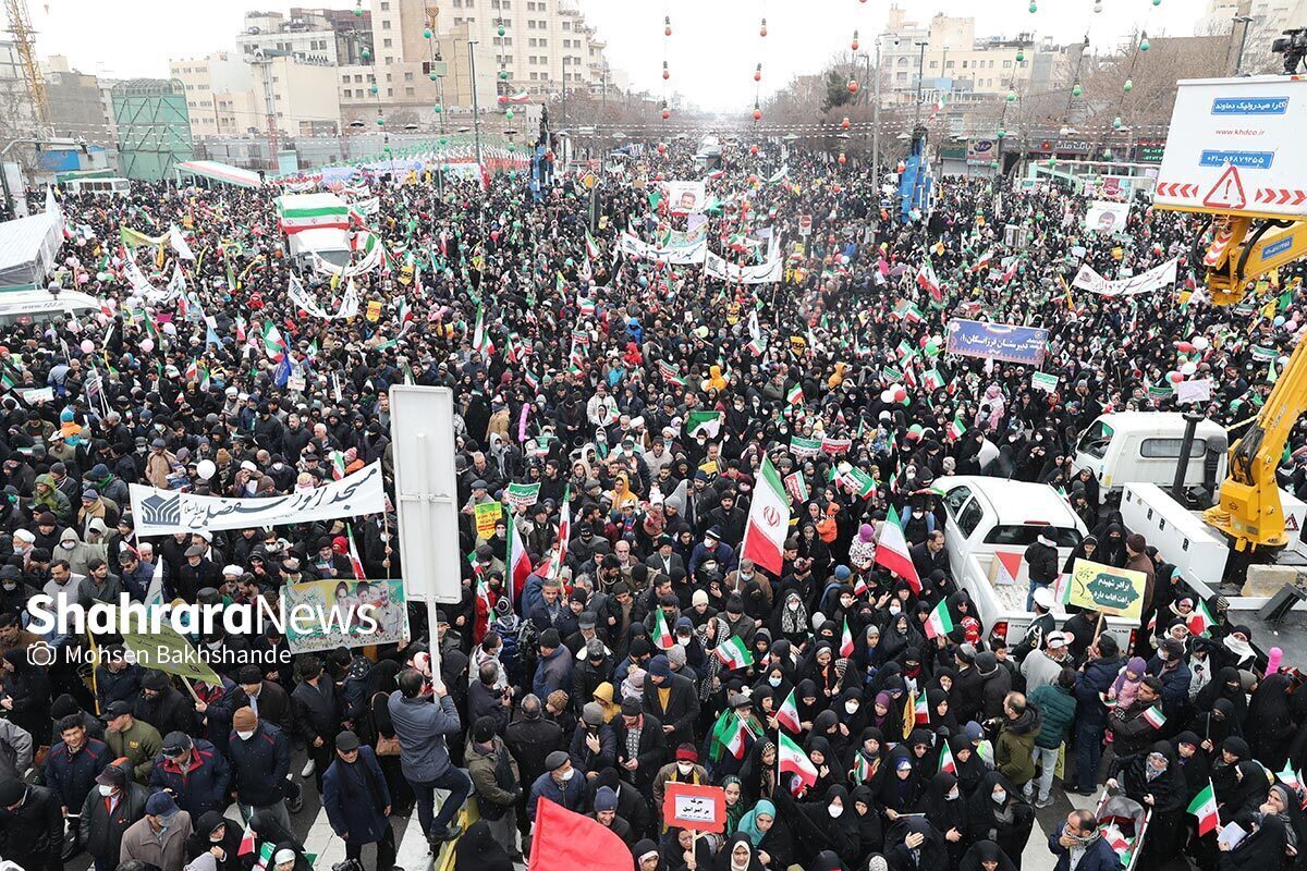 ملت ایران، اعم از پیر و جوان، دانش‌آموز و دانشجو، دهه هشتادی و نودی از لحظات اولیه صبح امروز به‌مناسبت یوم‌الله ۲۲ بهمن؛ در ۱۴۰۰ شهر و ۳۸ هزار روستای کشور یکپارچه به خیابان‌ها آمده و ندای اتحاد، همدلی و حمایت از انقلاب و نظام را در چهل و چهارمین سالگرد انقلاب اسلامی سر دادند.
