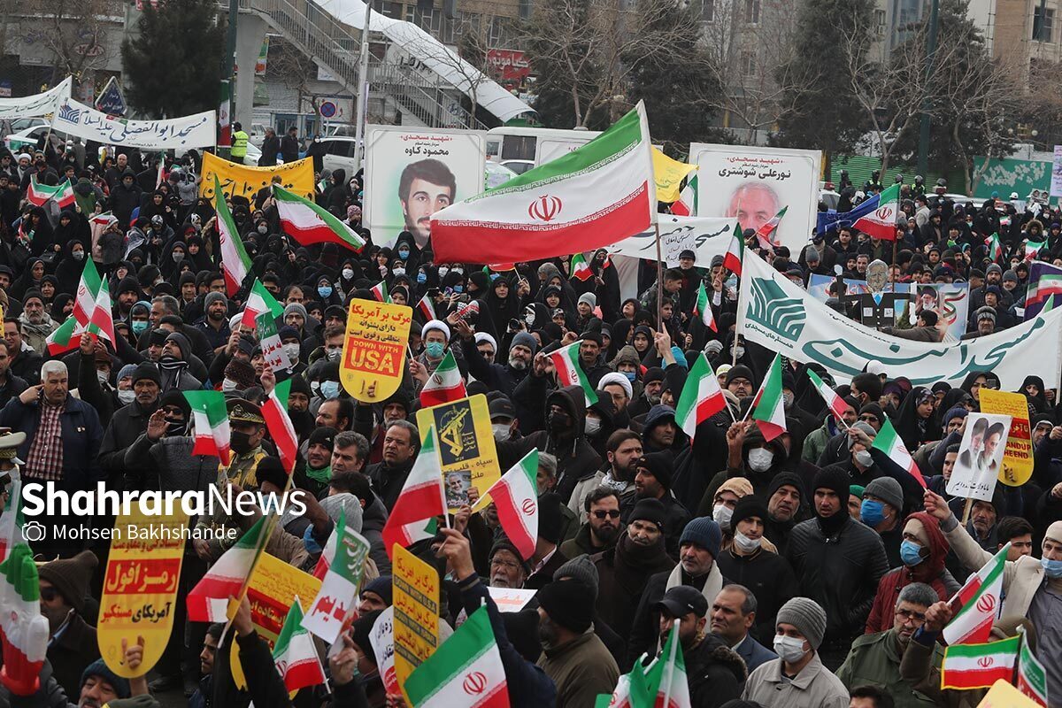 تایم لپسی دیدنی از حضور باشکوه مردم مشهد در راهپیمایی ۲۲ بهمن ماه در خیابان‌های مشهد مقدس. مردم درحالی امروز به خیابان آمدند که مشهد روز سردی را سپری کرد.