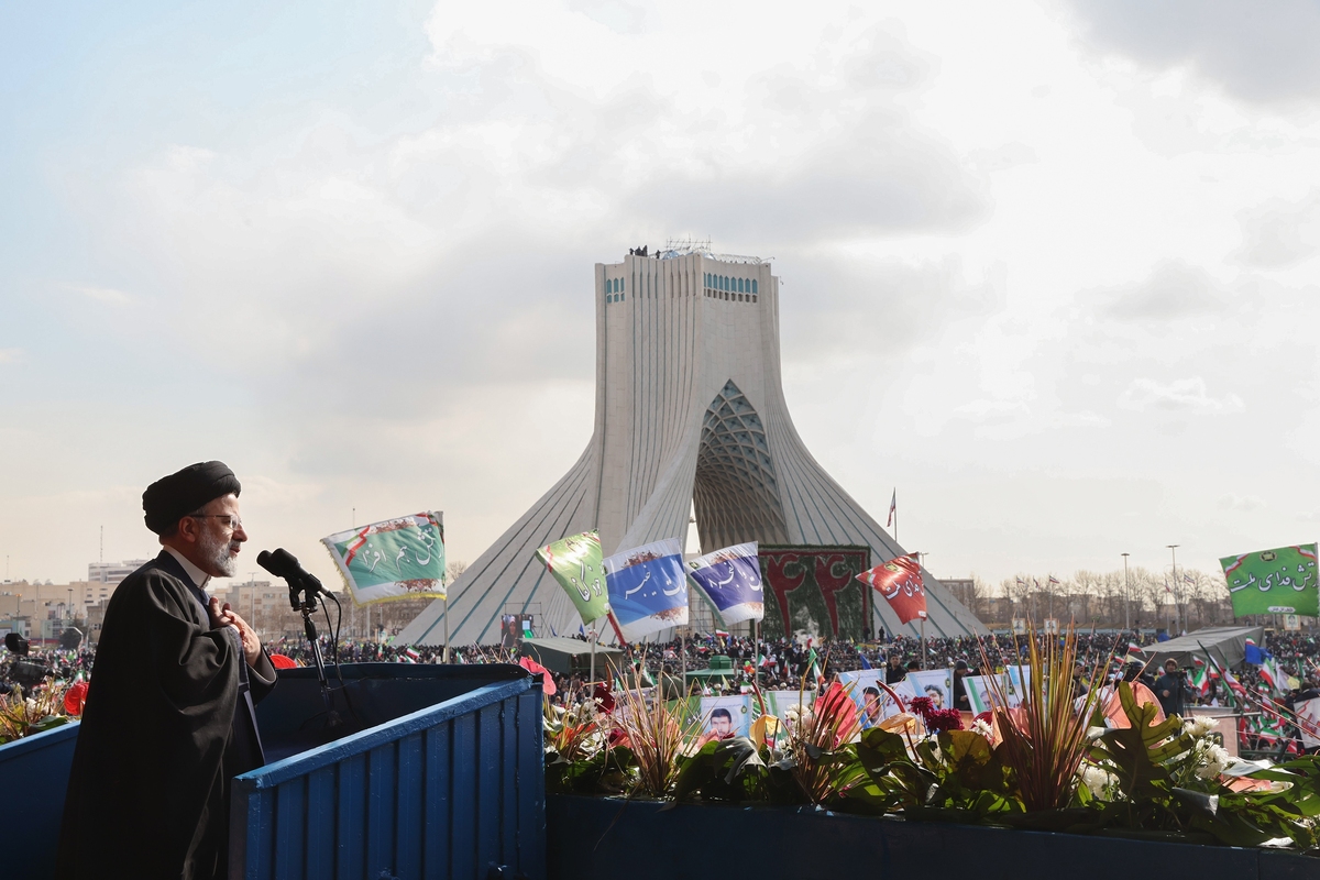 رئیس جمهور تاکید کرد: علی‏رغم خیال خام توطئه‌گران، در راهپیمایی ۲۲ بهمن امسال، جلوه‏‌های تازه‌‏ای از شور انقلابی و حماسه حضور به تصویر درآمد تا دنیا ببیند و بداند که امروز آحاد مردم به‌‏ویژه نسل جدید انقلاب، مومن‌تر، توانمندتر، مقاوم‌تر و منسجم‌تر از همیشه در میدان ایستاده و بر ادامه مسیر پرافتخار انقلاب اسلامی پافشاری می‌کند.