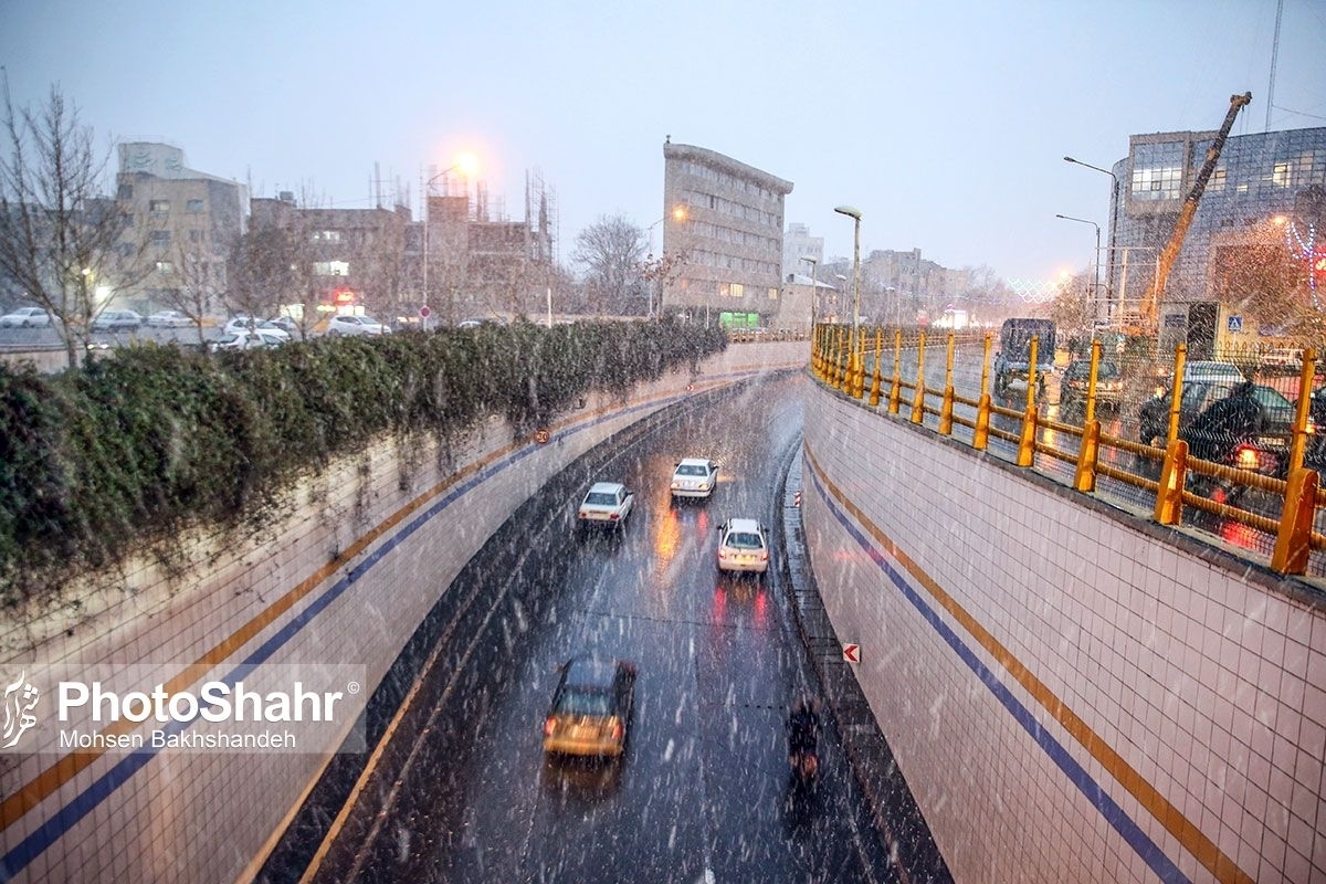 رییس پلیس راه خراسان رضوی گفت: برخی جاده های استان به دلیل بارش برف شب گذشته لغزنده است و رانندگان باید با دقت زیاد و رعایت سرعت مطمئنه تردد کنند.