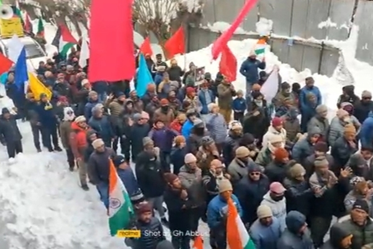 مردم کشمیر با حضور در خیابان‌های پوشیده از برف و سر دادن شعارهایی به زبان فارسی، چهل و چهارمین سالگرد پیروزی انقلاب اسلامی ایران را گرامی داشتند.