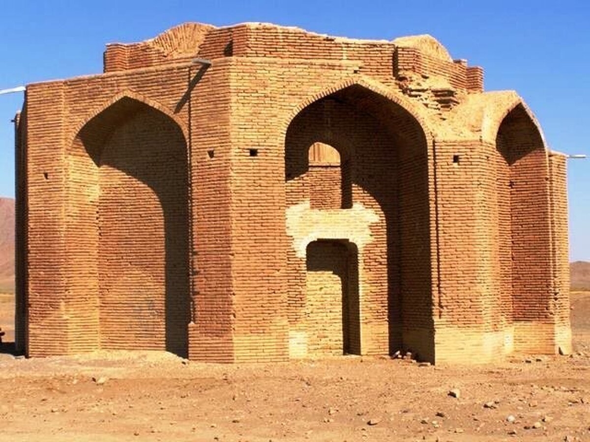 یک پژوهشگر و باستان‌شناس خراسانی گفت: برخی این بنا را آرامگاه «جغتای» پسر چنگیزخان مغول پنداشته‌اند، برخی آن را به شاهزاده‌ای ایرانی و برخی نیز آرامگاه را متعلق به شخصیتی بزرگ و صاحب منصب نسبت داده‌اند.