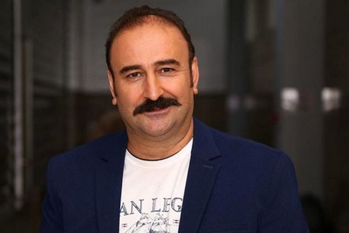 مهران احمدی، بازیگر چهل‌ونه‌ساله سینما و تلویزیون و دانش‌آموخته بازیگری در رشته تئاتر، در کارنامه‌اش فعالیت‌های هنری دیگری مانند برنامه‌ریز، دستیار کارگردان و کارگردانی را نیز دارد.
