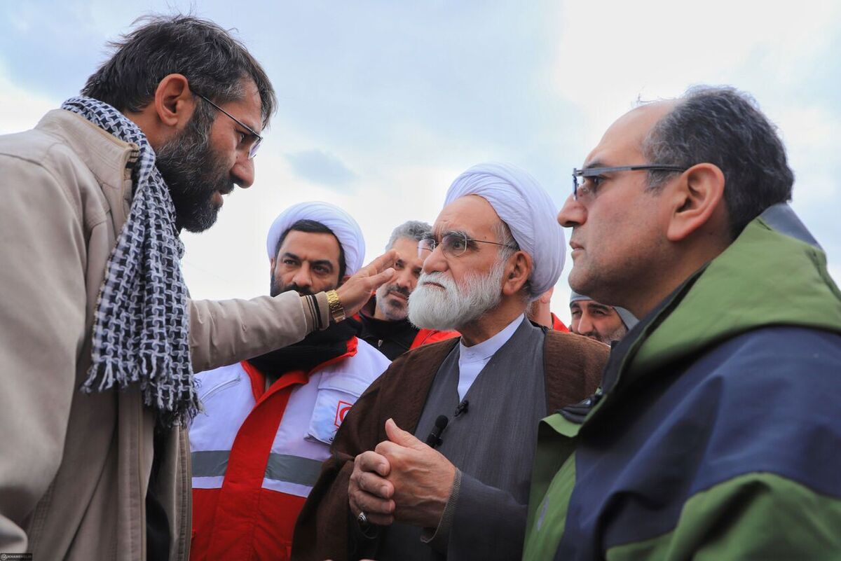 نماینده رهبر معظم انقلاب در هلال احمر با بیان اینکه سلام رهبری را به مردم زلزله زده خوی ابلاغ کرده است، گفت: در زلزله این شهرستان که هشتم بهمن ماه روی داد ۱۷۰۰ خانه شهری و روستایی به طور کامل تخریب شدند و هفت هزار واحدمسکونی و غیرمسکونی نیز بین ۱۰ تا ۸۰ درصد آسیب دید که باید بازسازی شوند.