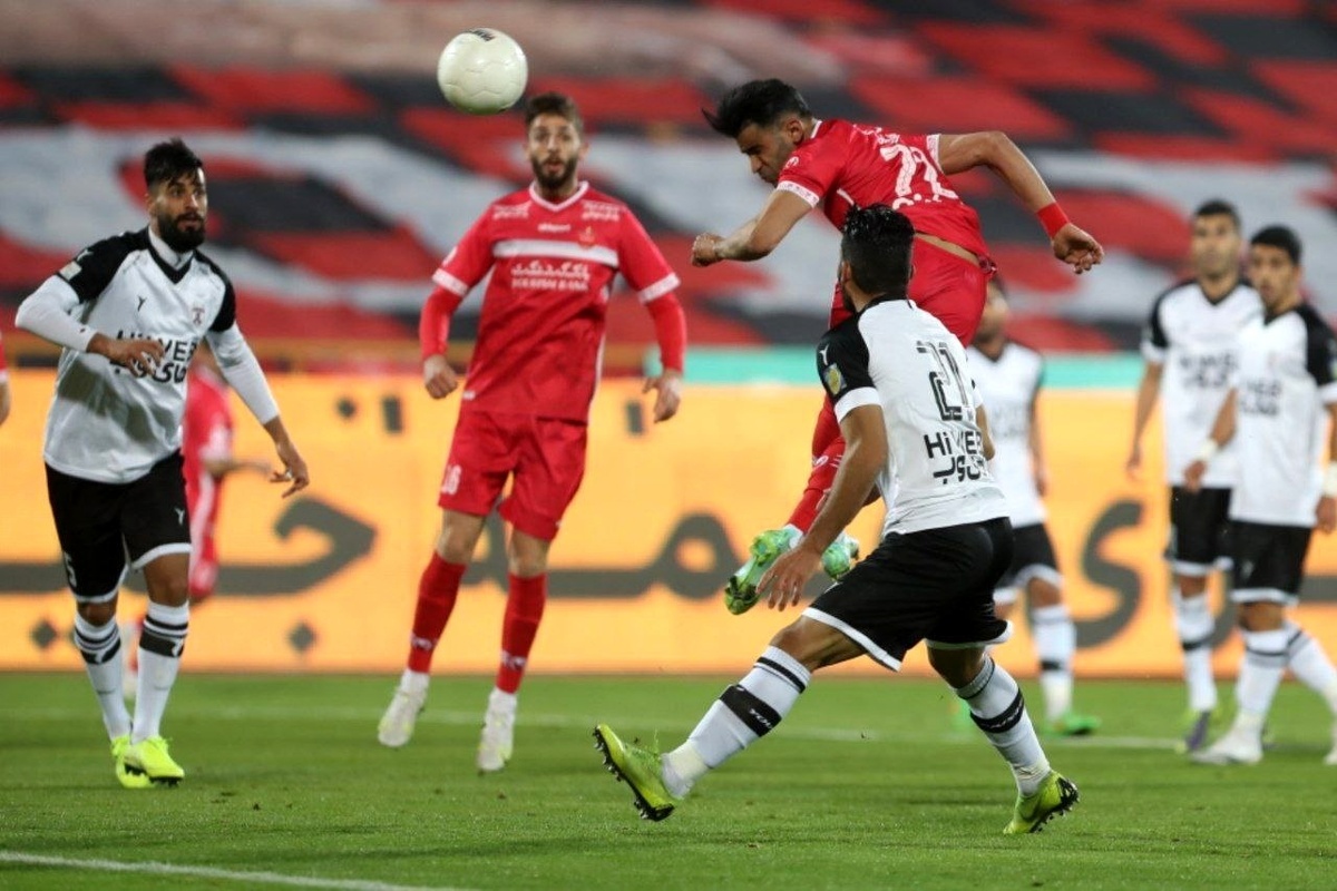 پرسپولیس در مصاف با هوادار تن به شکست داد تا حسابی از کورس قهرمانی جا بماند.