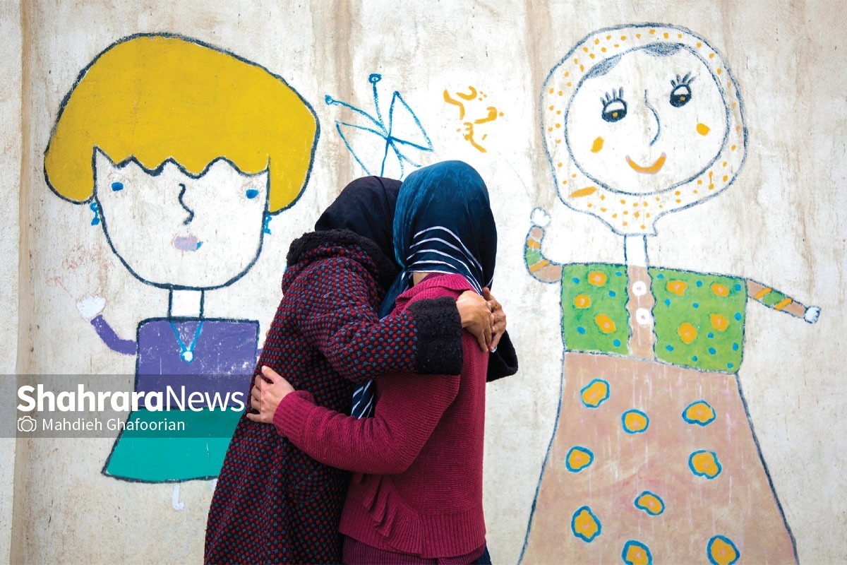 با پای خودشان برای ترک اعتیاد نیامده اند، اما مراحل درمان که تکمیل می‌شود، امید به زندگی دوباره در ذهنشان قوت می‌گیرد. به عنوان معتاد متجاهر، از توی پاتوق‌ها دستگیر و به کمپ ترک اعتیاد ماده ۱۶ بانوان مشهد آورده می‌شوند. بعد هم براساس حکم قاضی بین سه تا شش‌ماه باید بمانند؛ درمان شوند و توانمند.