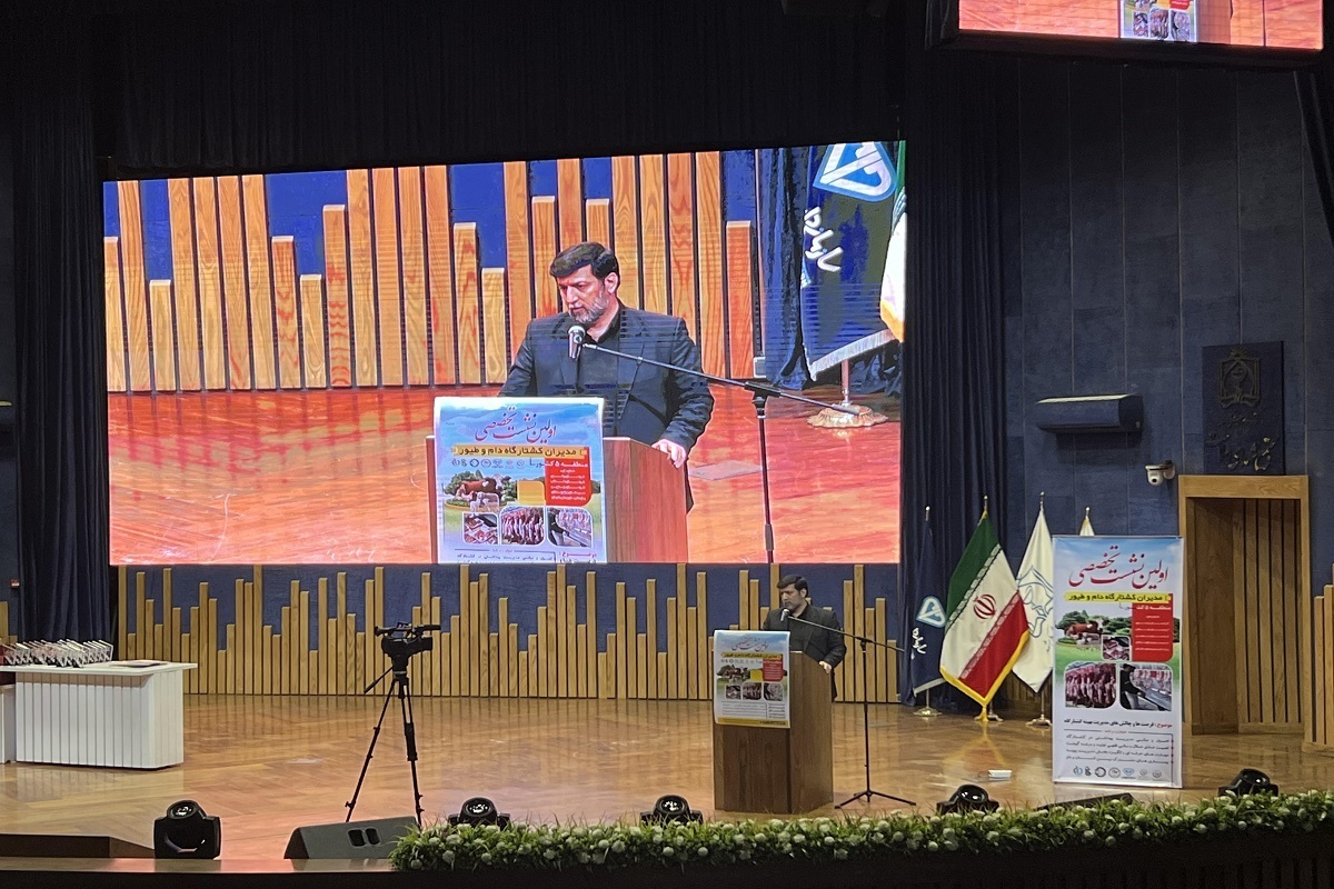 رئیس سازمان دامپزشکی کشور گفت: در سال گذشته در عرض ۶۶ روز، ۷۴۰ تن مرغ و ۱۷۰ تن گوشت قرمز به‌دلیل آلودگی و بیماری معدوم شد.
