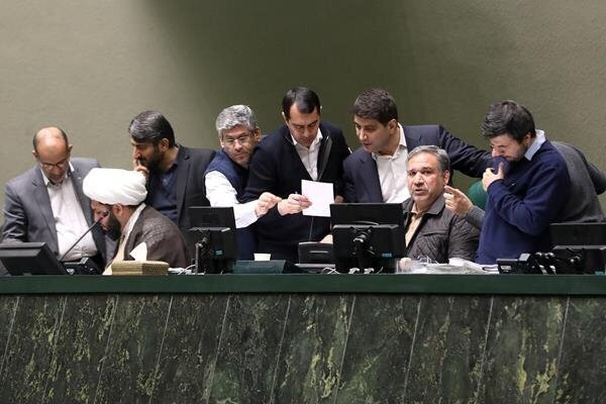 سخنگوی کمیسیون تلفیق لایحه بودجه ۱۴۰۲ از تعیین تکلیف میزان افزایش حقوق کارمندان دولت در سال آینده در جلسه نوبت صبح فردا این کمیسیون خبر داد و گفت که پیشنهادات متعدد و متنوع درباره میزان افزایش حقوق مطرح است.
