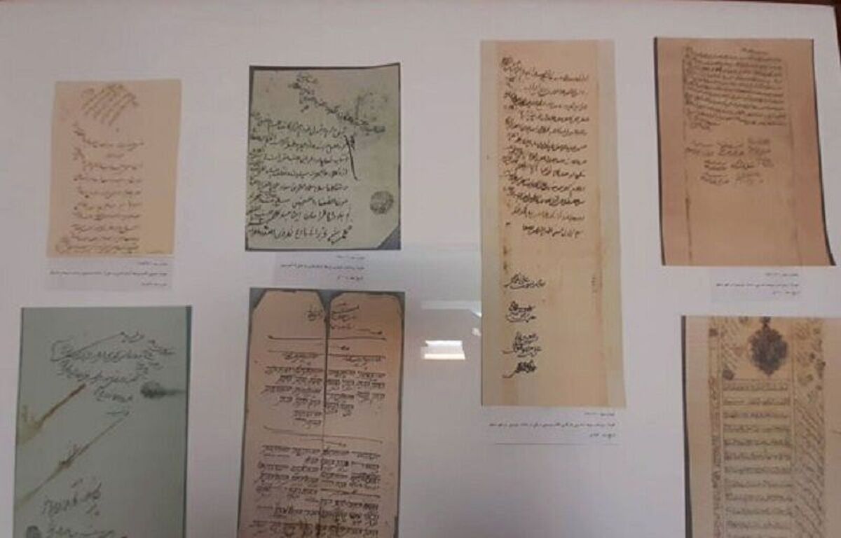 اسناد خطی ۷۰۰ ساله سادات موسوی موجود در کتابخانه آستان قدس رضوی طی مراسمی در مشهد رونمایی شد.