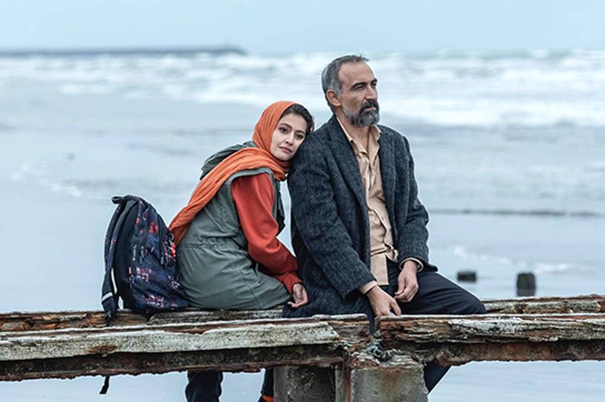 «پوست شیر» به کارگردانی برادران محمودی، این روز‌ها به یکی از پرطرفدارترین سریال‌های شبکه نمایش خانگی تبدیل شده و انتظار‌ها برای یافتن پاسخ معما‌های سریال در فصل سوم ادامه دارد. به بهانه پایان فصل دوم، دلایل موفقیت این سریال را نزد مخاطبان بررسی می‌کنیم.