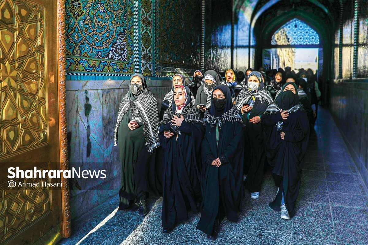 این تصویر ابتدایی اولین گروه از  زائران آقاست که به نام زیارت اولی راهی مشهدالرضا (ع) شده اند. چند روزی مهمان ما هستند و‌ می‌روند تا گروه بعدی از راه برسد.