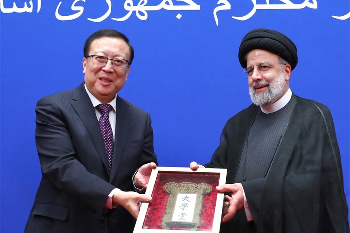 طی مراسمی در دانشگاه پکن عنوان استاد افتخاری این دانشگاه به رئیس جمهور اعطا شد.