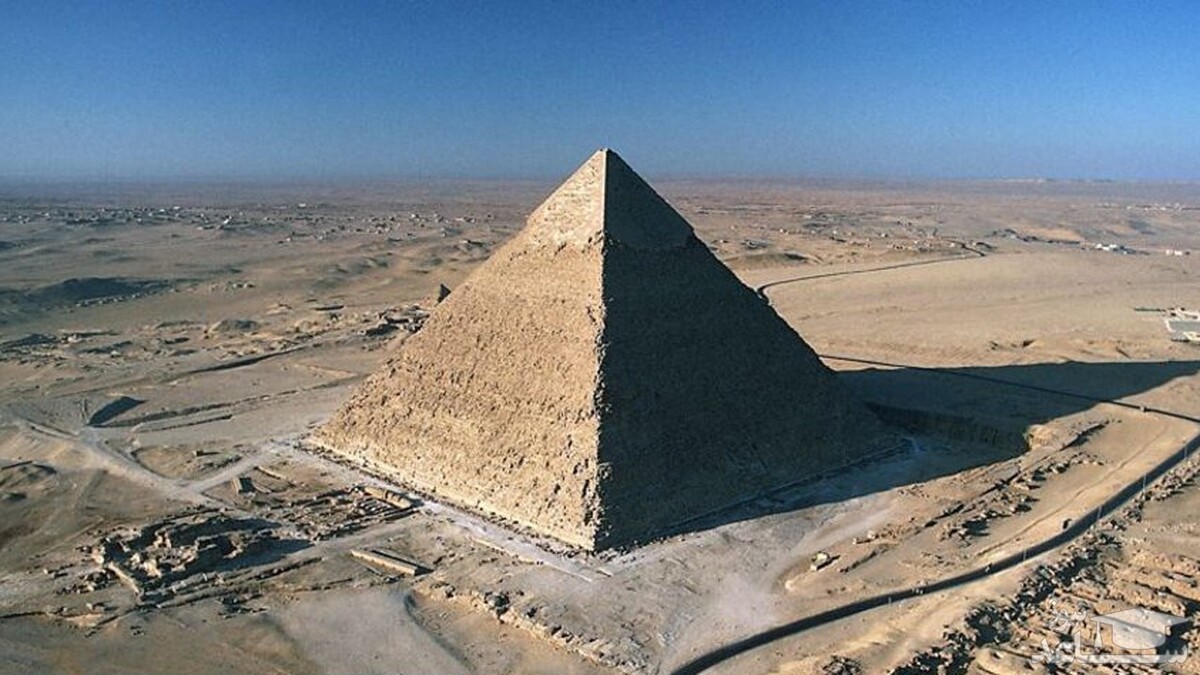ویدئویی از  لحظه لمس نوک بزرگترین هرم مصر توسط چترباز را مشاهده می‌کنید.