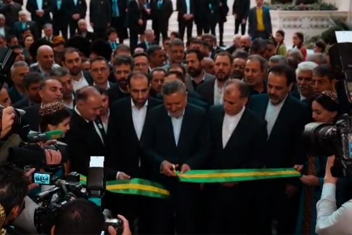 رییس انجمن نمایشگاه های بین المللی ایران گفت:چهاردهمین نمایشگاه اختصاصی جمهوری اسلامی ایران در ترکمنستان، باپیام روسای جمهور دوکشور و حضور معاون رئیس شورای وزیران ترکمنستان و وزیر تعاون، کار ور رفاه اجتماعی جمهوری اسلامی ایران فعالیت خود را عشق آباد پایتخت ترکمنستان آغاز به کار کرد.
