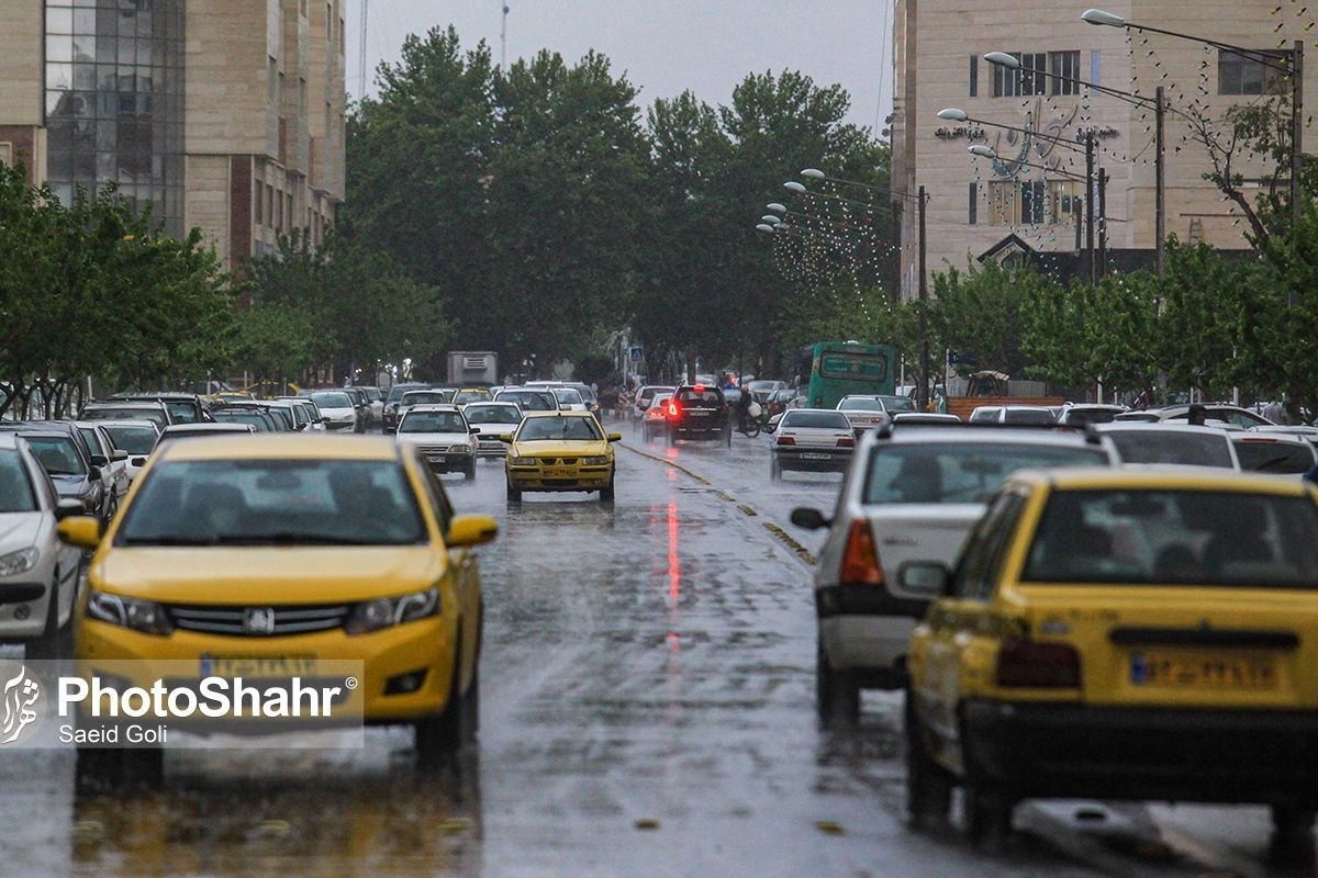 فرمانده پلیس راهور مشهد گفت: بارش باران و لغزندگی سطح معابر، سبب کندی حرکت وسایل نقلیه و ترافیک سنگین در معابر اصلی مشهد شد.