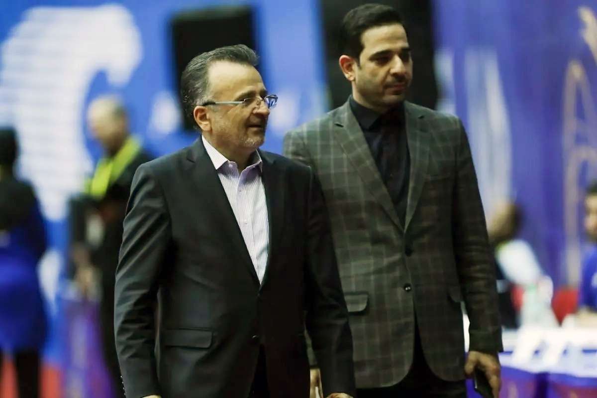 رئیس فدراسیون والیبال ایران گفت: یک قاعده کلی و کلید وجود دارد، اساسا فدراسیون‌های ملی را نباید دولتی اداره کرد یعنی قوانین بین المللی این اجازه را نمی‌دهد، اما این بدان معنا نیست که برخلاف و متغایر با قوانین داخلی رفتار کنیم.