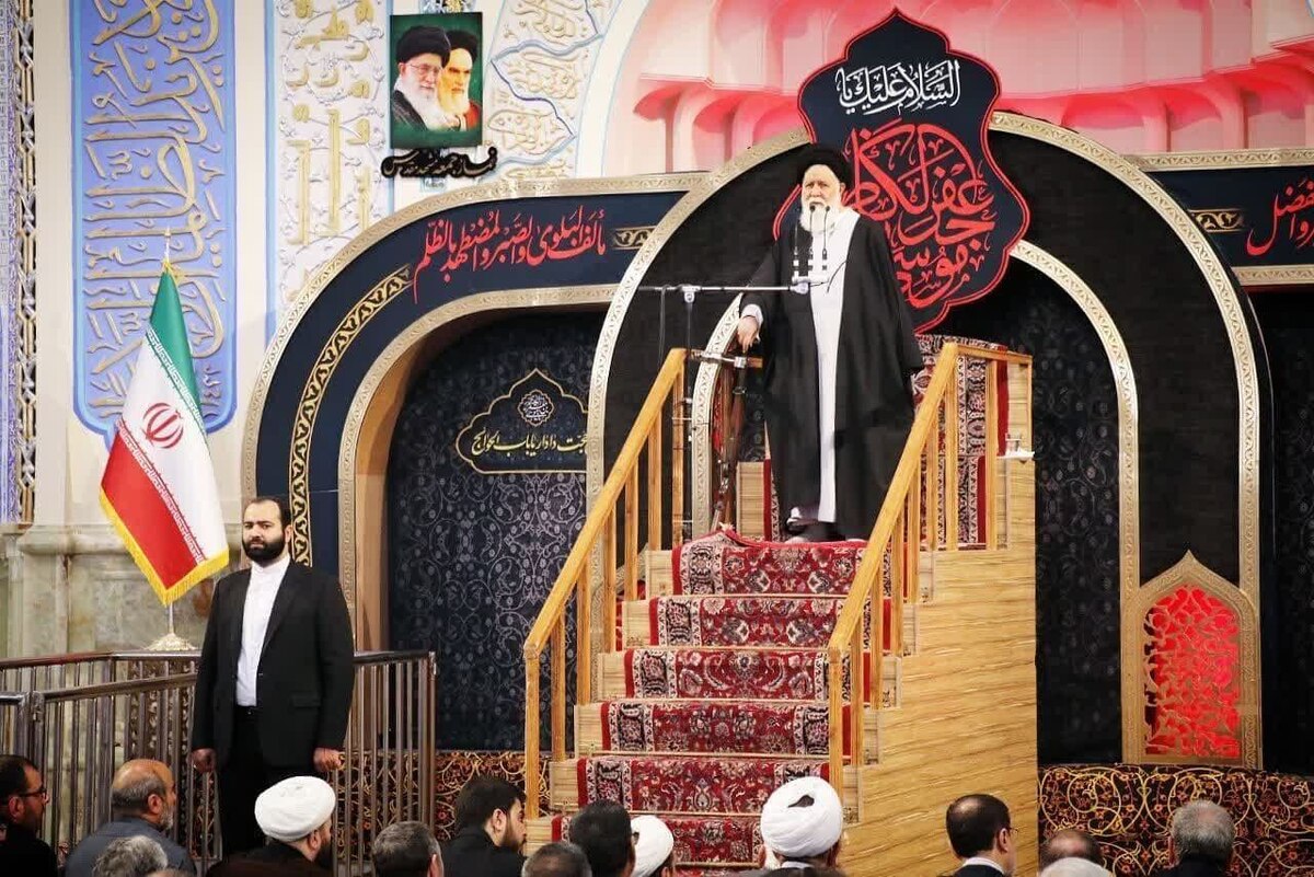 نماینده ولی‌فقیه در استان خراسان‌رضوی گفت: در جامعه انقلابی باید آرامش حاکم باشد و مردم دلواپس معیشت خود نباشند؛ اینکه مردم ندانند که هزینه زندگی‌شان فردا تأمین می‌شود یا نه، این اقتضای جامعه انقلابی نیست و حتماً باید این استقرار و ثبات در زندگی و معیشت فراهم شود.