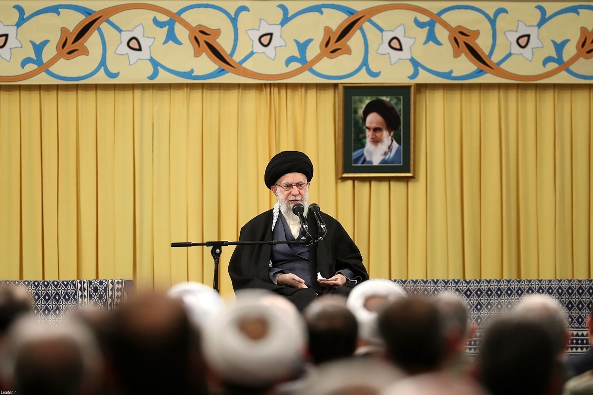 همزمان با عید مبعث پیامبر اسلام، صبح امروز (شنبه) جمعی از مسئولان نظام، نمایندگان و سفیران کشور‌های اسلامی و میهمانان شرکت کننده در مسابقات بین‌المللی قرآن با رهبر انقلاب اسلامی دیدار کردند.