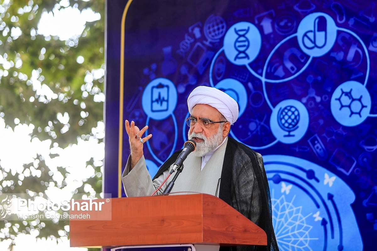 تولیت آستان قدس رضوی گفت: در تبعیت از فضیلت ها و آموزه های اخلاقی پیامبر اسلام دچار عقب ماندگی هایی هستیم و راه باقی مانده بسیار طولانی است و شاهد اجرای کمی از آموزه های دینی و بهره وری از آنها هستیم.