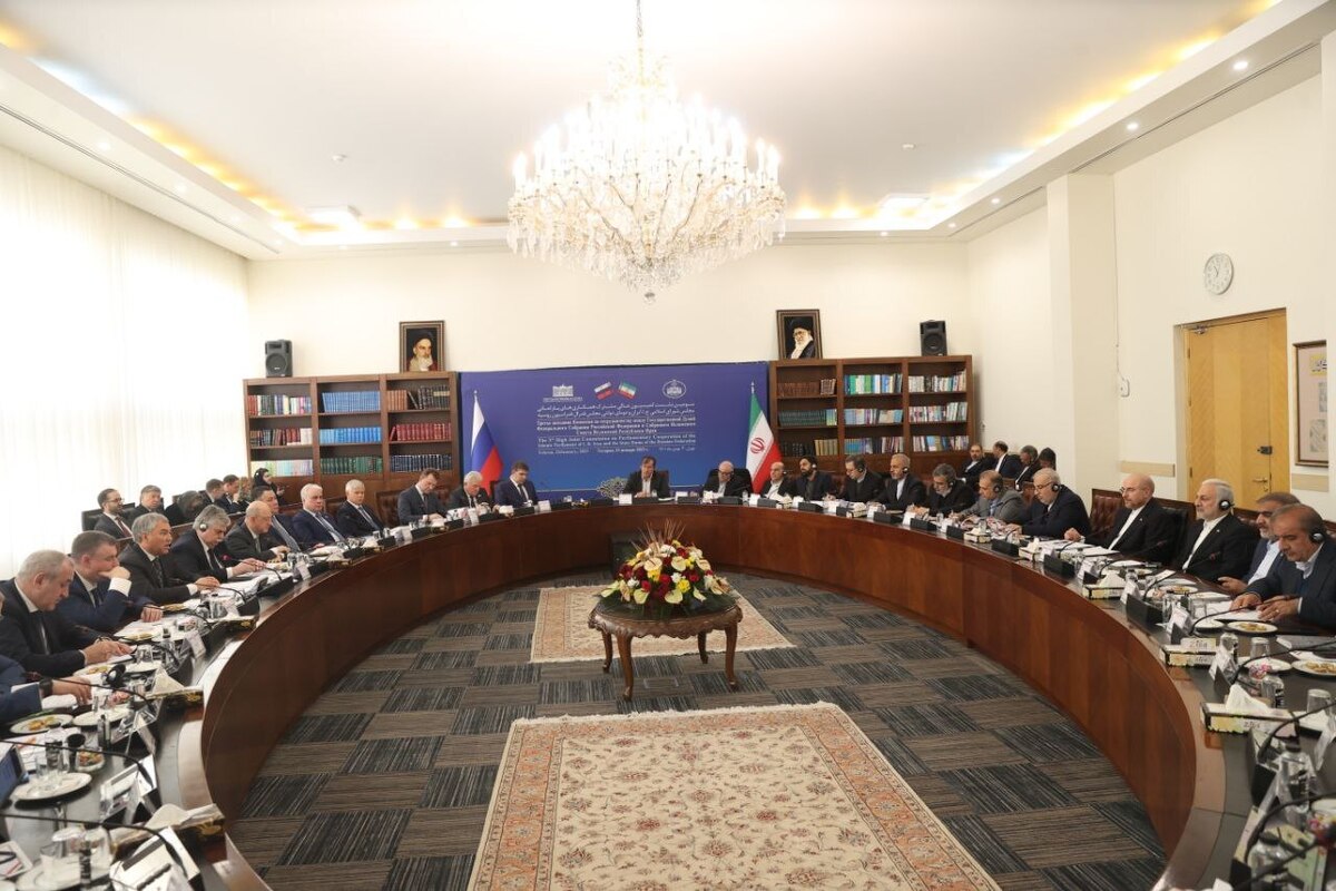 سومین نشست کمیسیون عالی همکاری‌های پارلمانی مجلس شورای اسلامی ایران و دومای دولتی مجلس فدراسیون روسیه دقایقی قبل با حضور رئیس مجلس و رئیس دومای روسیه آغاز شد.