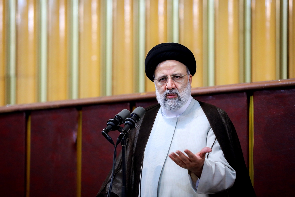 رئیس‌جمهور گفت: دانشمندان ما در بخش سلامت و درمان علاوه بر آنکه در آزمون بزرگ صیانت از جان مردم در برابر شیوع کرونا خوش درخشیدند، در زمینه تولید واکسن کرونا افتخارآفرینی کرده و ایران را از واردکننده واکسن کرونا به صادرکننده واکسن تبدیل کردند.