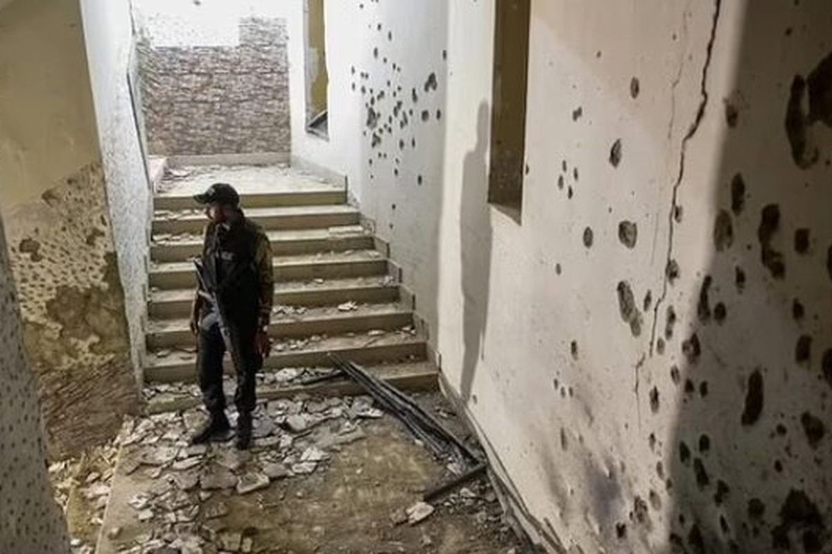 یک روز پس از کشته شدن چهار تن در جریان حمله یک جوخه انتحاری به ساختمان پلیس در کراچی، طالبان پاکستان امروز (شنبه) نسبت به حملات بیشتر علیه ماموران اجرای قانون هشدار داد.