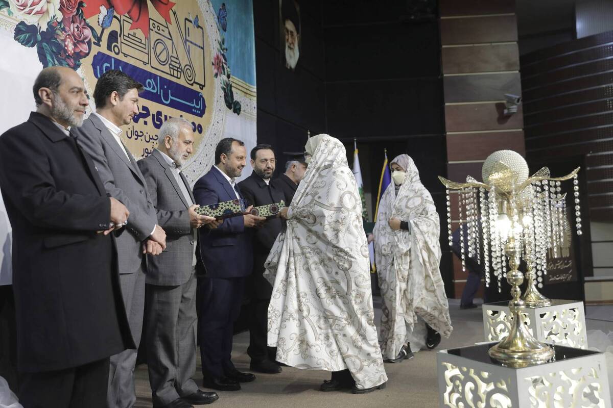 همزمان با عید مبعث رسول گرامی اسلام (ص)، آیین اهدای ۱۰۰۰ سری جهیزیه اهدایی به زوجین جوان سراسر کشور در حرم مطهر رضوی برگزار شد.