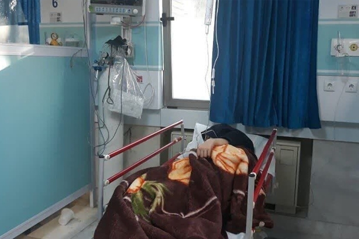علوم پزشکی قم از انتقال ۱۱ دانش آموز با علائم مسمومیت به مراکز درمانی خبر داد.