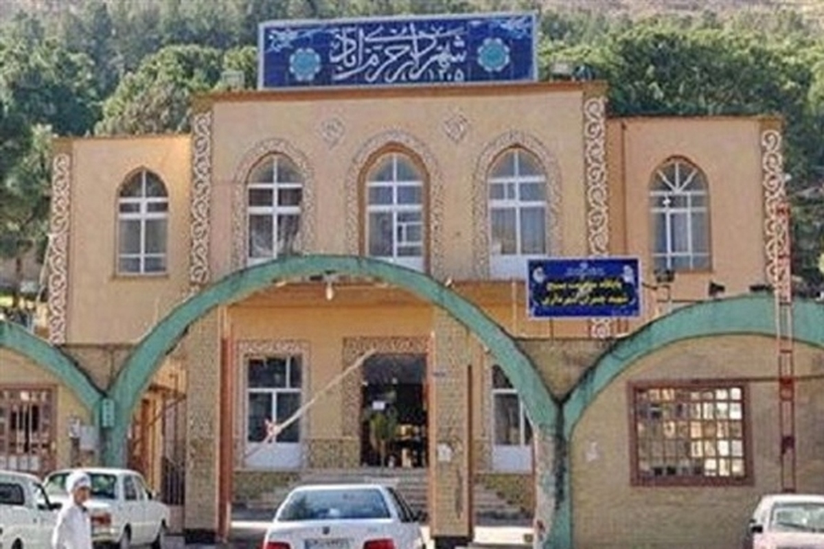 عضو شورای اسلامی شهر خرم‌آباد از برکناری شهردار این شهر با رای اعضای شورا خبرداد.