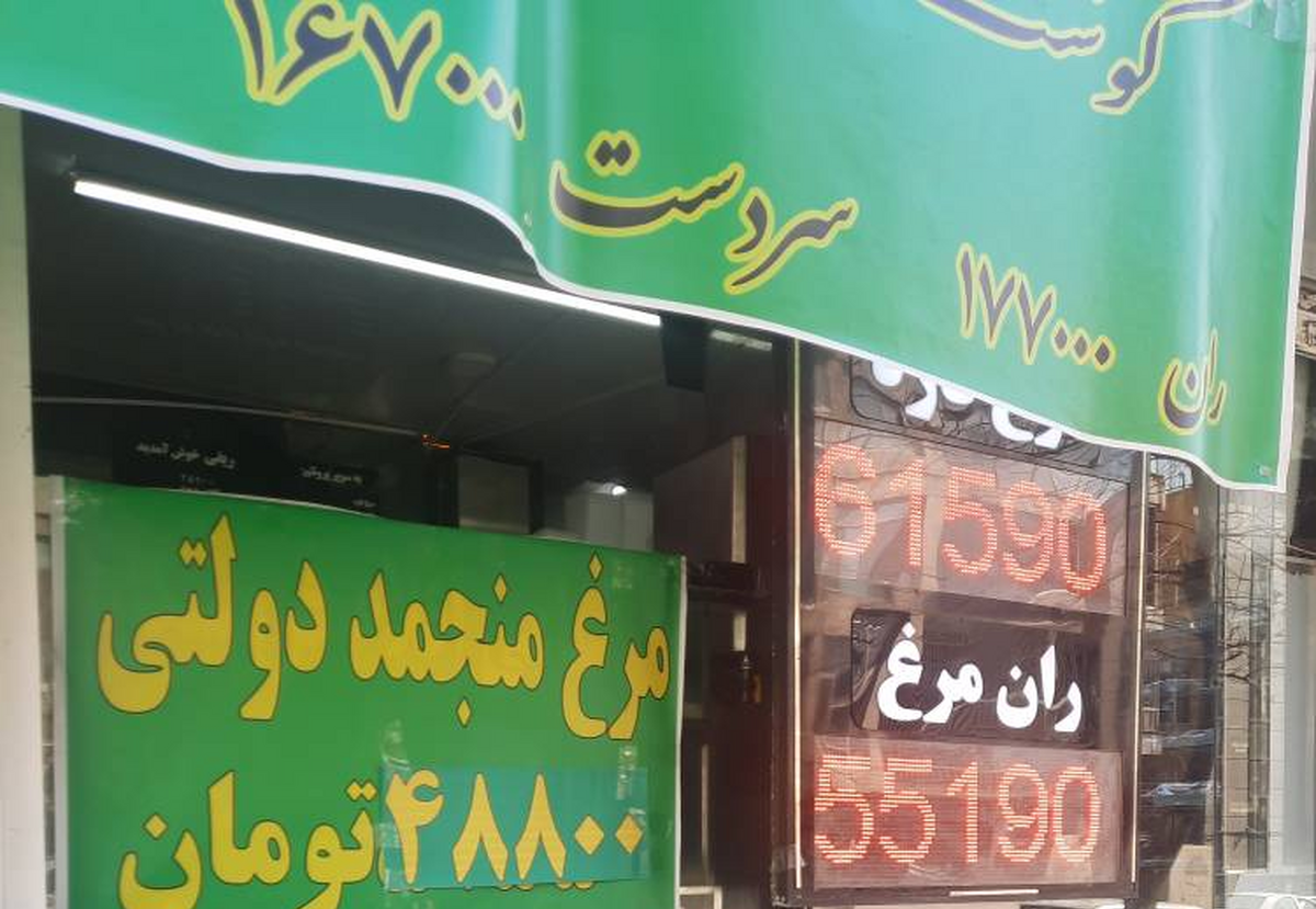 طی هفته‌های اخیر دولت به منظور تنظیم بازار گوشت قرمز، علاوه بر توزیع گسترده گوشت تنظیم بازاری منجمد با قیمت ۱۵۰ تا ۱۸۰ هزارتومان، گوشت گرم وارداتی را با قیمت‌های ۲۲۰ تا ۲۳۰ هزارتومانی نیز به بازار عرضه می‌کند.