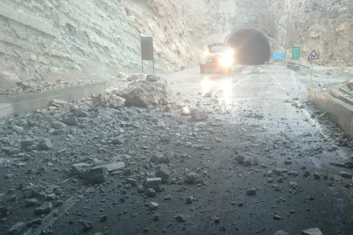 مدیر مرکز مدیریت بحران فرمانداری کرج گفت: ساعاتی پیش ریزش داربست تونل آزاد راه تهران - شمال در حوزه این شهرستان ۱۲ مصدوم برجای گذاشت.
