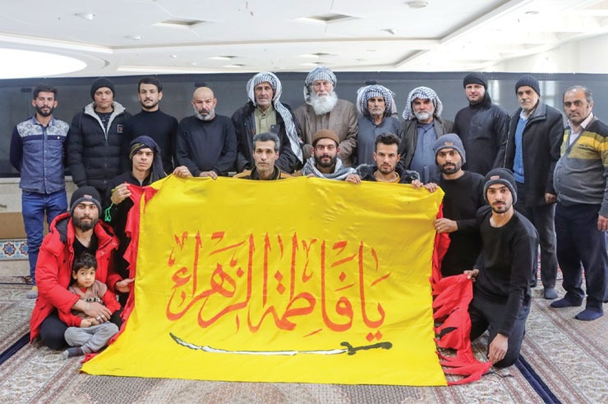 ۱۶۴۰ کیلومتر می‌شود. پیاده از مرز مهران تا خود مشهد؛ یعنی حدود دوازده‌بار مسیر نجف تا کربلا را پیاده بروی و بیایی. این قرار هرسال بچه‌های عراقی است. ۸۵ نفری می‌شدند. از همه‌جای عراق؛ از کوت و العماره و نجف و بغداد و یوسفیه و سامرا و.... یک ماه طول می‌کشد تا برسند مشهد.