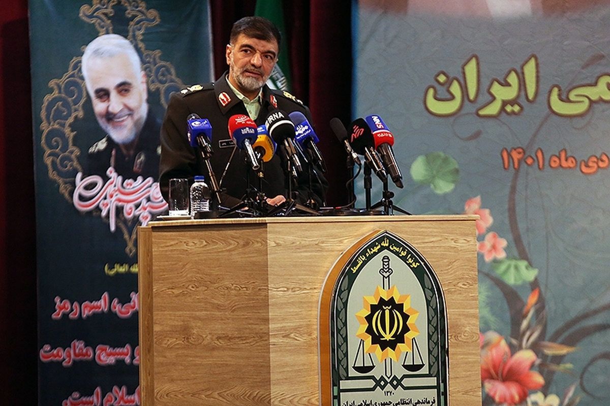 فرمانده کل انتظامی کشور با بیان اینکه حل مشکلات ساختاری در گرو حل مشکلات زیرساختی است، گفت: مردم ان‌شاء‌الله تا عید نوروز خبر‌هایی را خواهند شنید که بخشی از دغدغه‌های آن‌ها را در حوزه امنیت کم خواهد کرد..