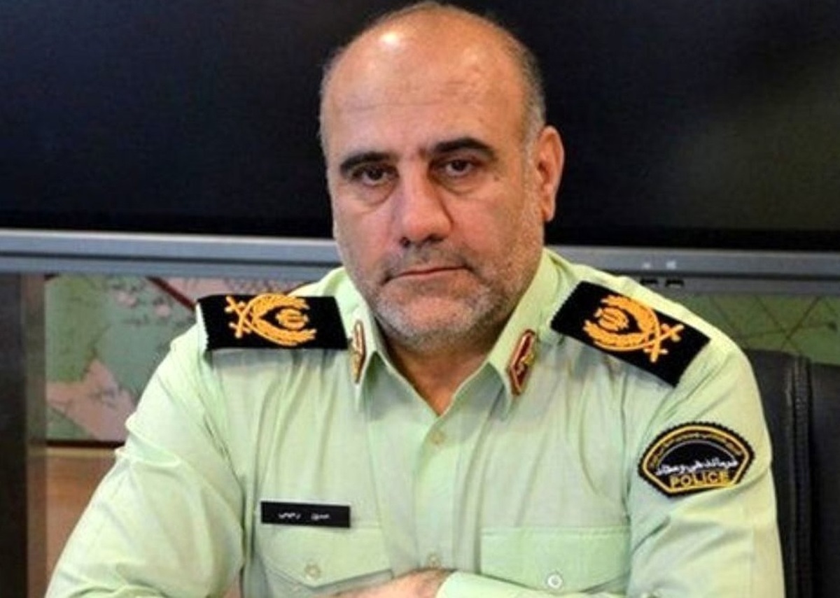 این فرد صبح امروز با ورود به سفارت آذربایجان با سلاح گرم اقدام به تیراندازی کرده که در این حادثه یک نفر کشته و دو نفر مجروح شدند.