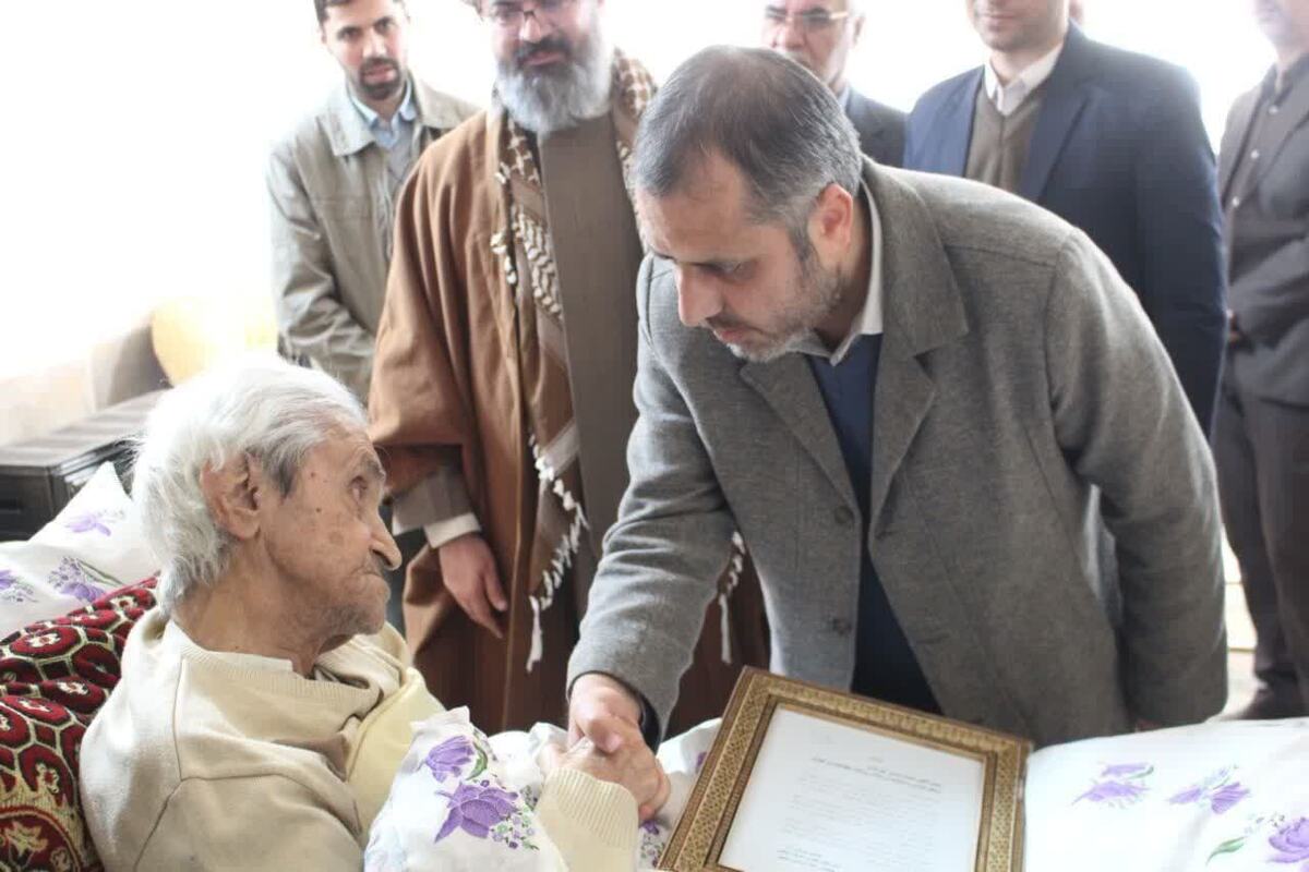 جمعی از مدیران رسانه ای استان و مسئولان شهر کاشمر ضمن عیادت از«محمد حسین پورحسن» نماینده روزنامه اطلاعات و خبرنگار پیشکسوت کاشمری در این شهرستان، از زحمات وی تقدیر کردند.