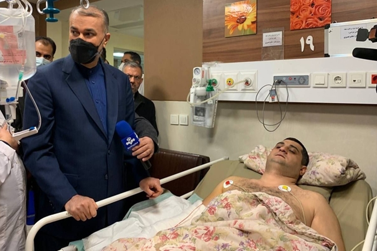 امیرعبداللهیان، وزیر امورخارجه کشورمان از مجروحان حادثه امروز در سفارت جمهوری آذربایجان عیادت و حال آن‌ها را جویا شد.