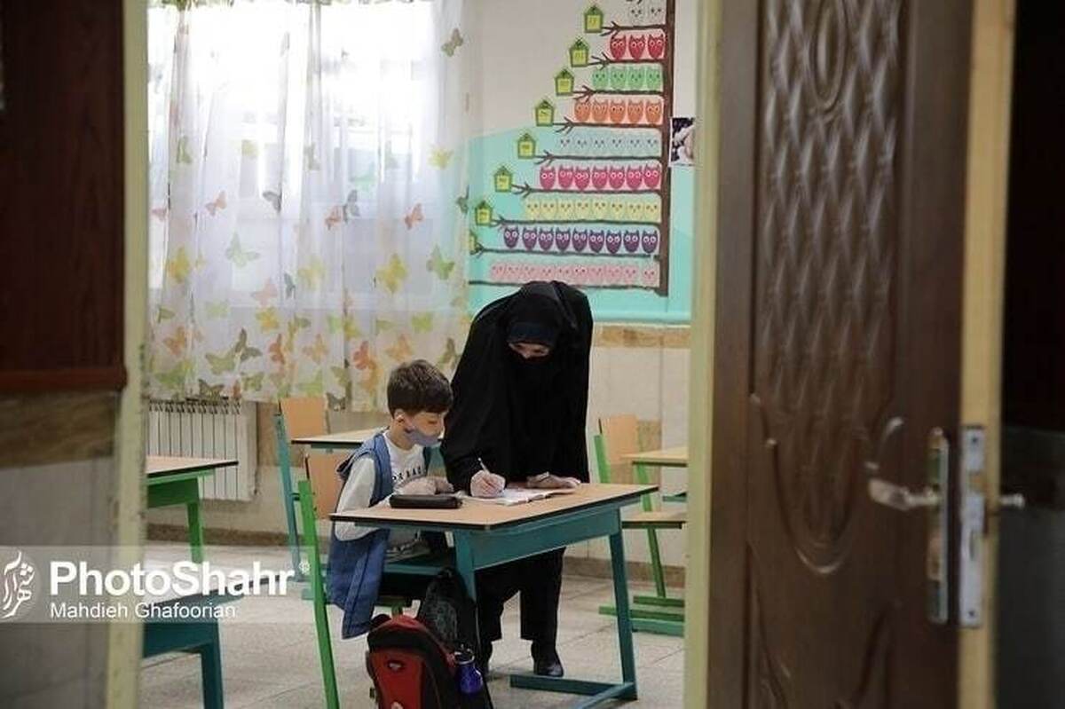 رئیس کمیته آموزش و پرورش کمیسیون آموزش مجلس با بیان اینکه وزارت آموزش و پرورش حق تغییر قانون مجلس را ندارد، گفت: رتبه‌‎بندی باید از تاریخ ۳۱ شهریور ۱۴۰۰ برای معلمان مهرآفرین اجرایی شود و تغییر تاریخ آن به اول مهرماه ۱۴۰۱ خلاف قانون است.