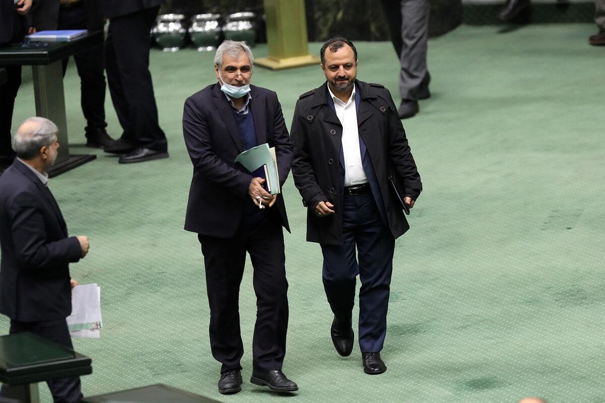 عضو هیات رئیسه مجلس شورای اسلامی دو سوال ملی احسان ارکانی نماینده مردم نیشابور و تعدادی دیگر از نمایندگان از وزیر اقتصاد را اعلام وصول کرد.