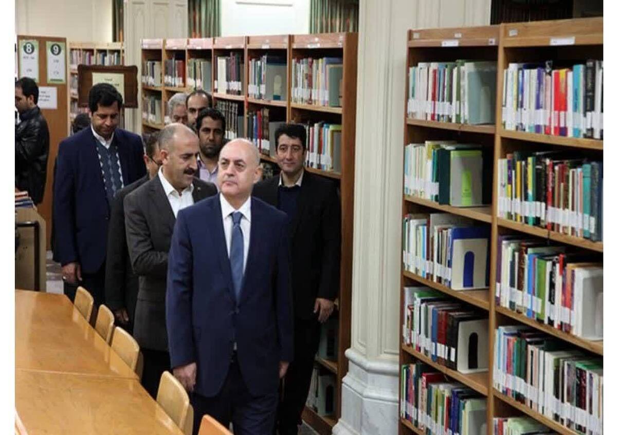 بهمن ۱۴۰۱ بیش از ۹۰۰ نفر زائر و گردشگر داخلی و خارجی از کتابخانه مرکزی آستان قدس رضوی بازدید کردند.