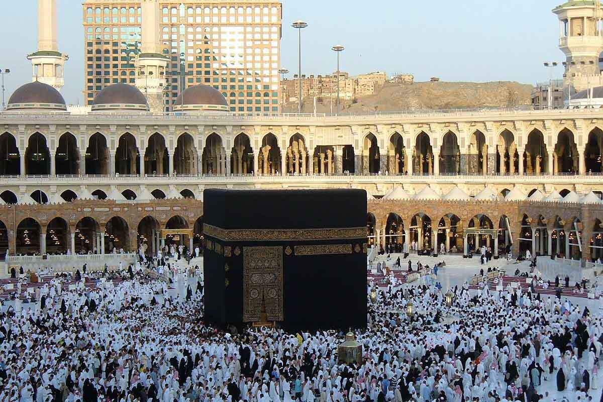 نماینده، ولی فقیه در امور حج و زیارت با بیان این‌که حدود یک میلیون و ۵۰ هزار نفر در نوبت حج هستند، گفت: این زائران حدود ۱۶سال پیش پول به حساب بانک‌ها واریز کردند و ارزش آن در این سال‌ها کاهش یافت، حالا دولت به کمک آن‌ها آمده و این ارز را اختصاص داده است.