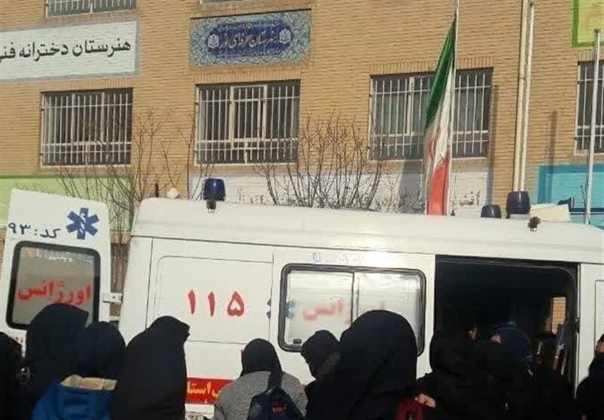 معاون بهداشتی دانشگاه علوم پزشکی استان کرمانشاه گفت: صبح امروز تعدادی از دانش‌آموزان دختر یک مدرسه ابتدایی دچار مسمومیت و برخی به بیمارستان اعزام شدند.