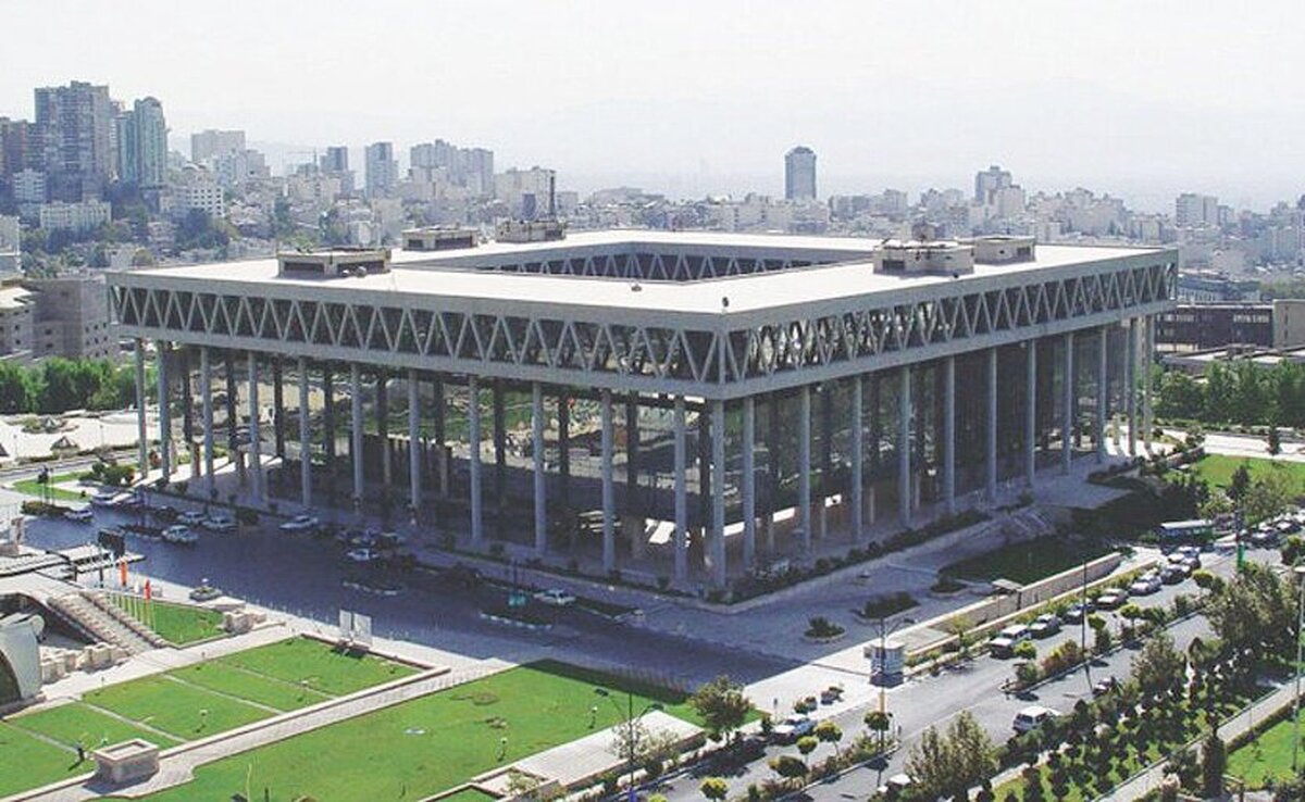 روابط عمومی صداوسیما اعلام کرد: این سازمان نه تنها خودرویی خارج از ضوابط از هیچ شرکت خودروساز دریافت نکرده بلکه رییس رسانه ملی خود با اقدام یکی از بخش‌های سازمان در مکاتبه با یک شرکت خودرو ساز برخورد کرده و آن را متوقف ساخته است.