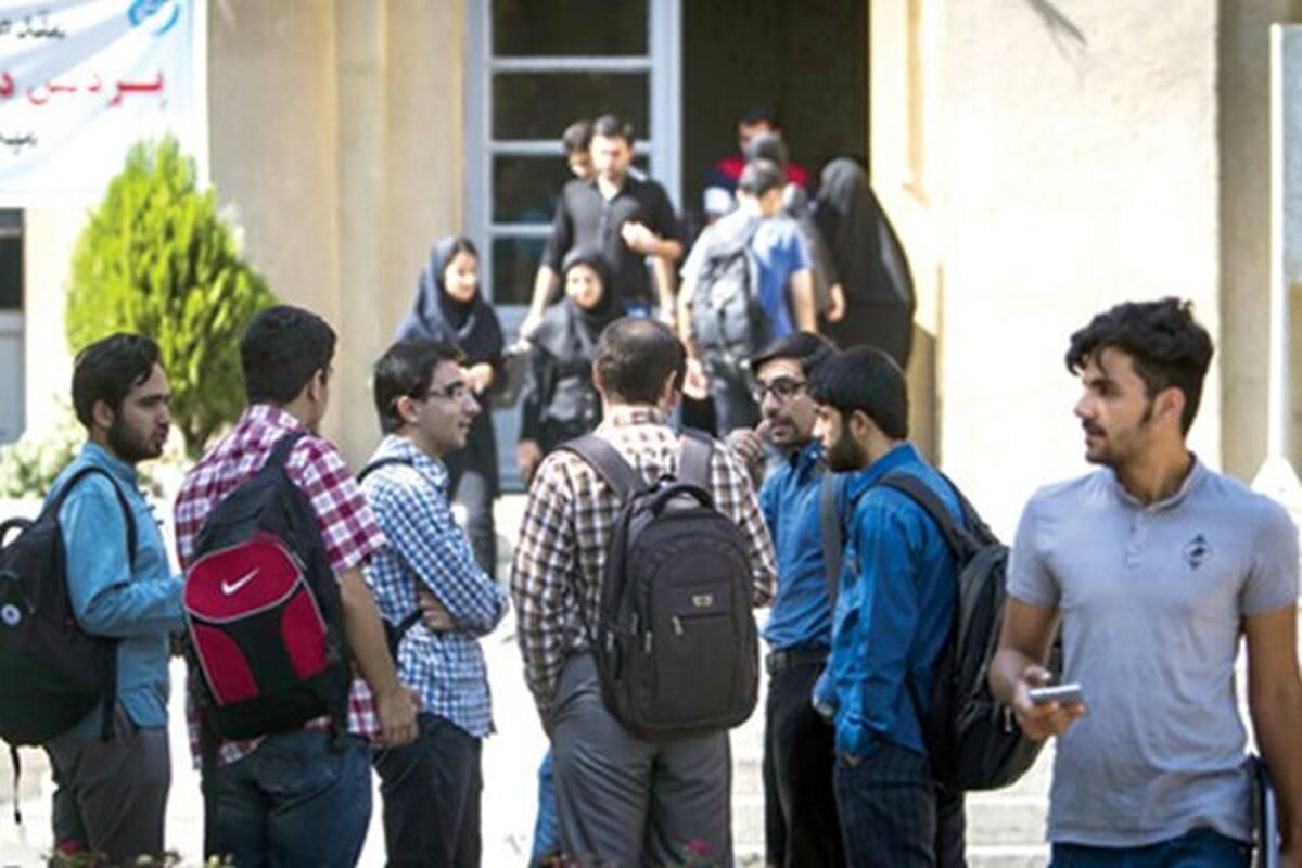 رهبر معظم انقلاب فرمودند امروز یک جریان تبلیغاتی گمراه‌کننده‌ای وجود دارد که میخواهد وانمود کند جوان ایرانی از ارزشها گسسته است و به آینده ناامید است و احساس مسئولیّت نمیکند. این عکس واقعیّت است؛ درست نقطه‌ی مقابل واقعیّت موجود در کشور ما است. نسل جوان ما در همه‌ی عرصه‌ها و میدانها تا امروز دارای حرکت درخشنده بوده است، در آینده هم ان‌شاءالله همین‌ جور خواهد بود.